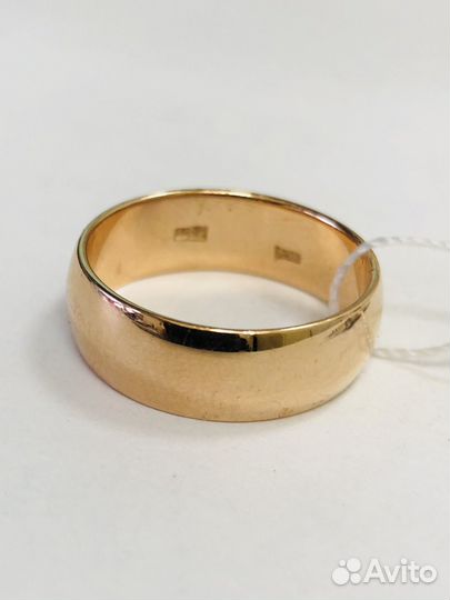 Золотое обручальное кольцо