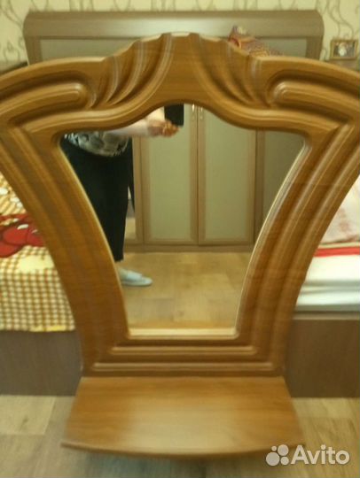 Зеркало с полочкой