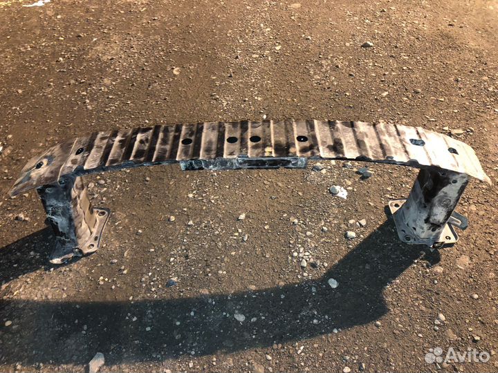 Усилитель переднего бампера