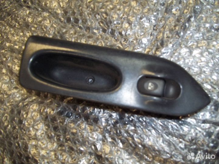 Кнопка стеклоподъёмника Рено Лагуна 1