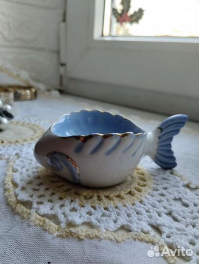 Графин с рюмками,икорница,подставка для телефона