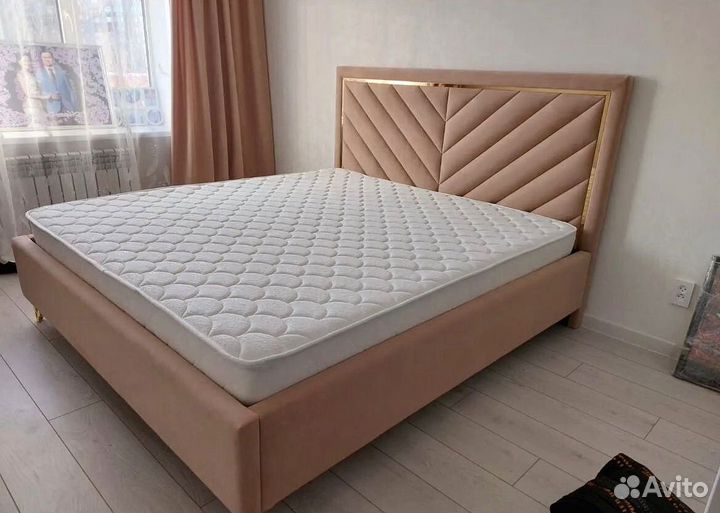 Кровать с мягким изголовьем