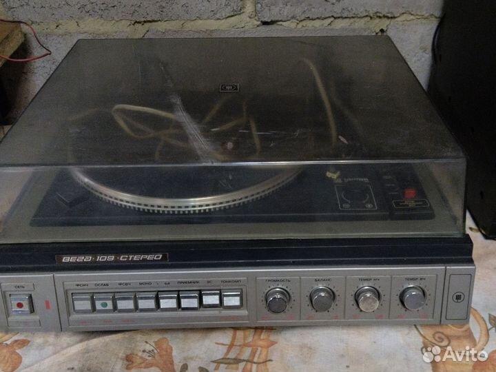 Проигрыватель виниловых пластинок