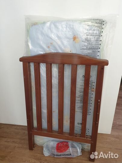 Детская кроватка с продольным маятником, матрасом