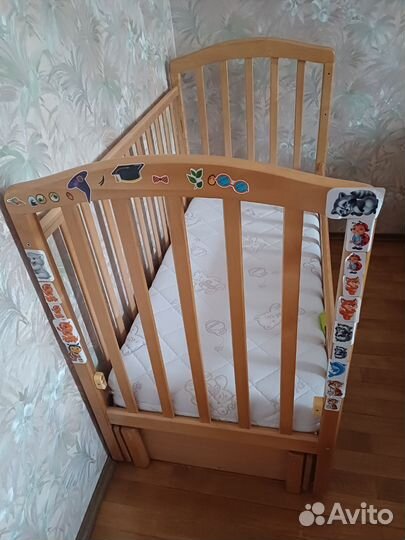 Кроватка детская с маятником