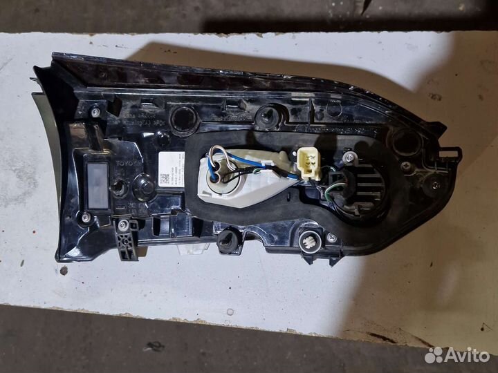Задний правый фонарь багажника тойота rav 4 xa50