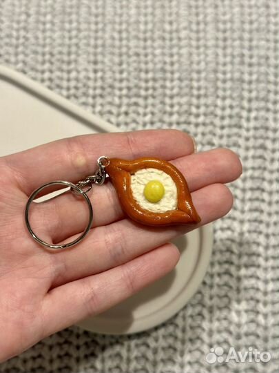 Брелок хачапури по-аджарски из полимерной глины