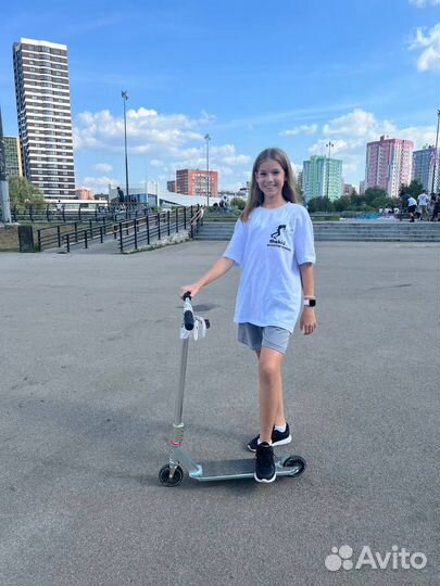 Инструктор по трюковому самокату