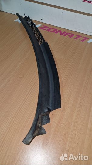 Решетка стеклоочистителя правая VW Passat B3