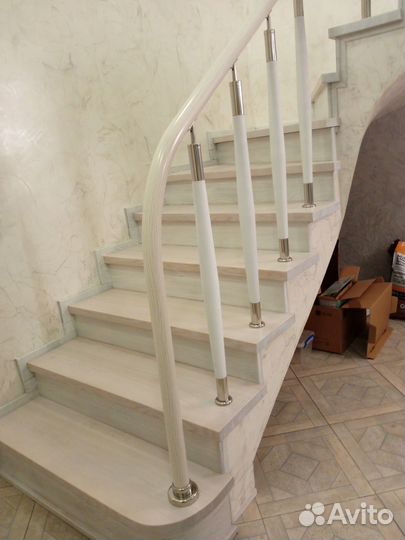 Ограждения лестничных маршей комбинированными пери