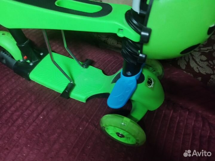 Самокат трехколесный с сиденьем и ручкой