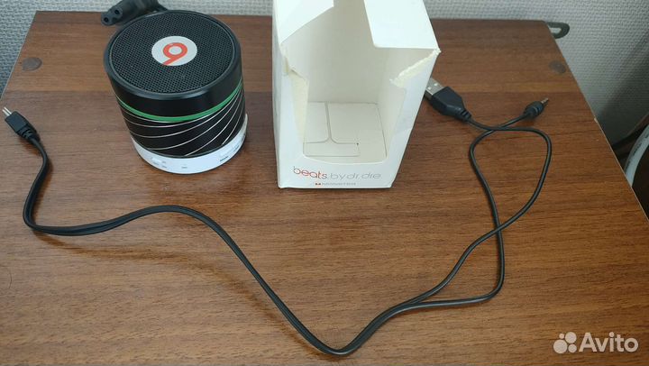 Боксерские перчатки, бинты, телефоны