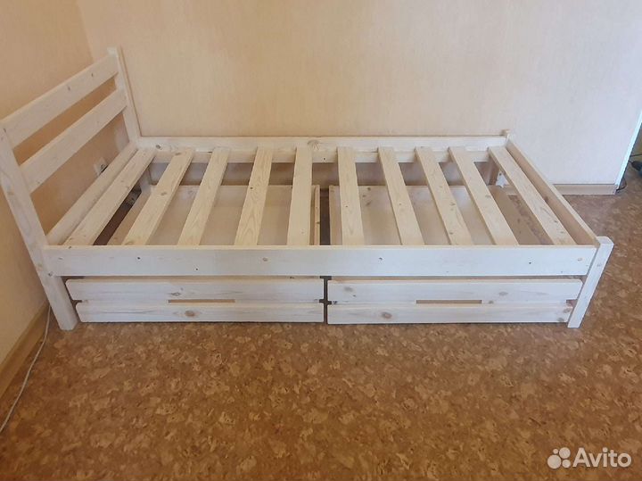 Подростковая / Односпальная кровать из массива