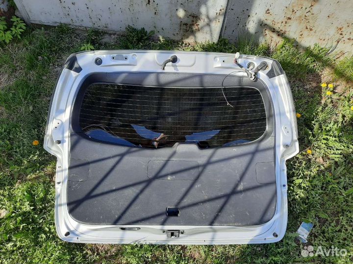 Крышка багажника на Toyota Wish 2009 года