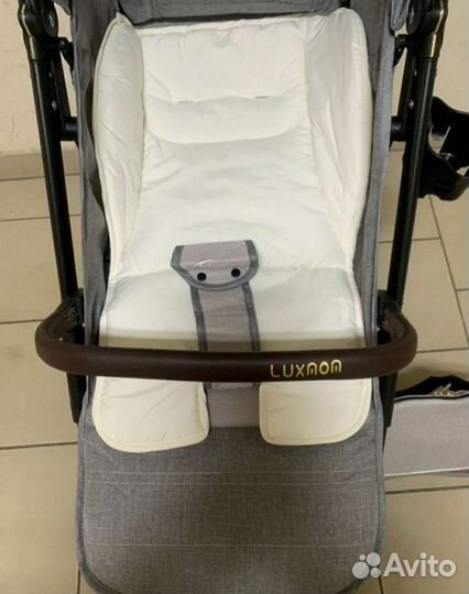 Прогулочная коляска на больших резиновых колесах