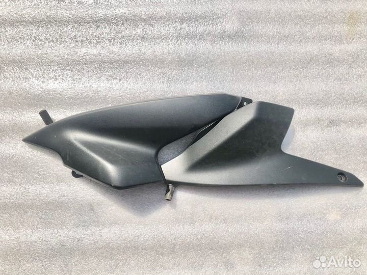 BMW R1200R 2007 боковой пластик бака