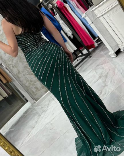 Вечернее платье с отделкой из камня и разрезом