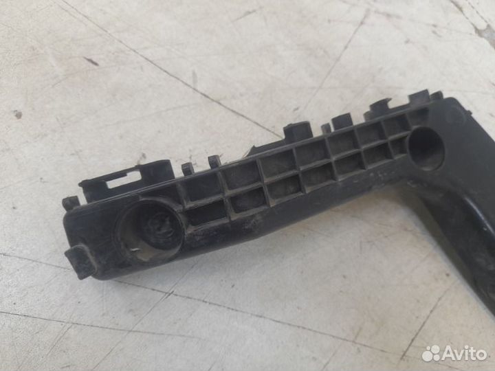 Кронштейн бампера передний правый Toyota Corolla