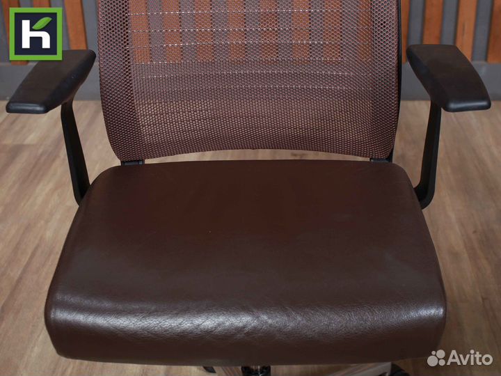 Офисное кресло на колесиках