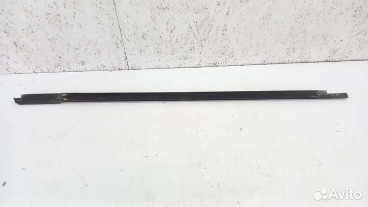 Уплотнитель стекла передний правый Ford Focus 3