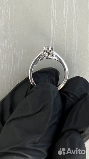 Помолвочное кольцо с бриллиантом