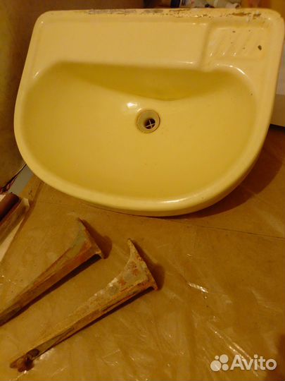 Раковина керамическаяс кронштейнами