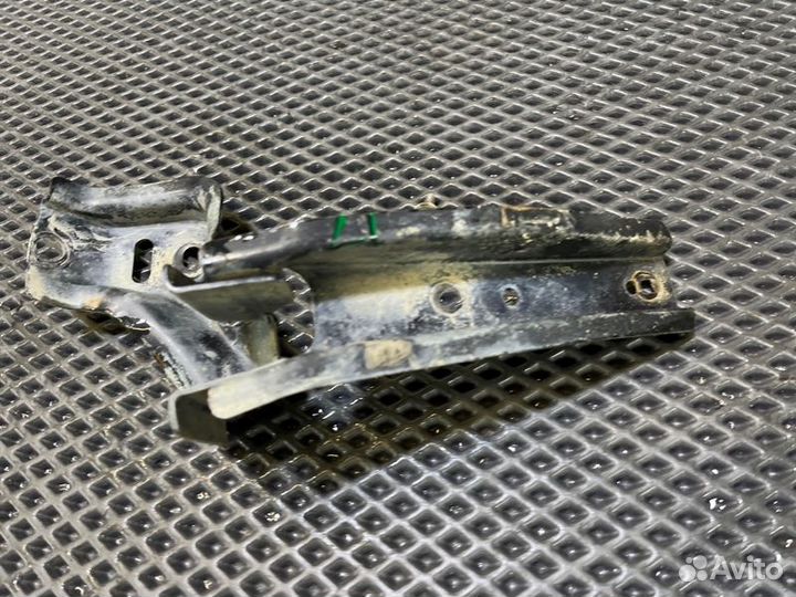 Кронштейн подножки лев. перед. Toyota Land cruiser