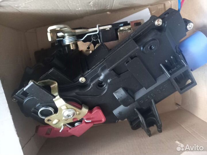 Замок передней двери правый skoda octavia a5