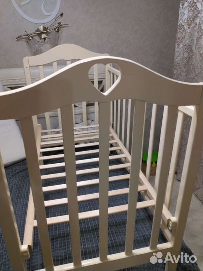 Детская кроватка с маятником