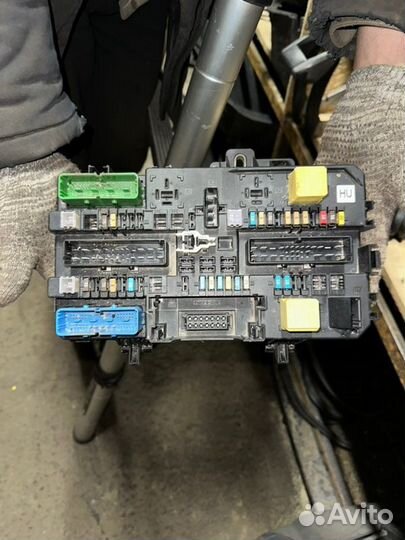 Блок предохранителей салонный Opel Zafira B Z18XER