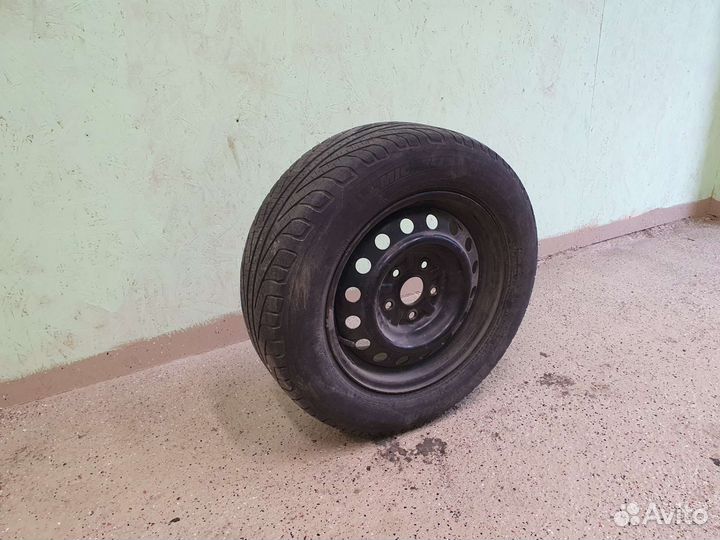 Комплект на штампованном диске R15 от Toyota Camry