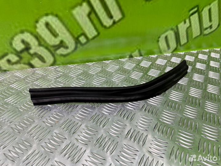 Уплотнительная резинка капота Mercedes-Benz