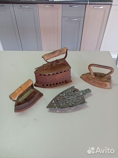 Старинный угольный утюг