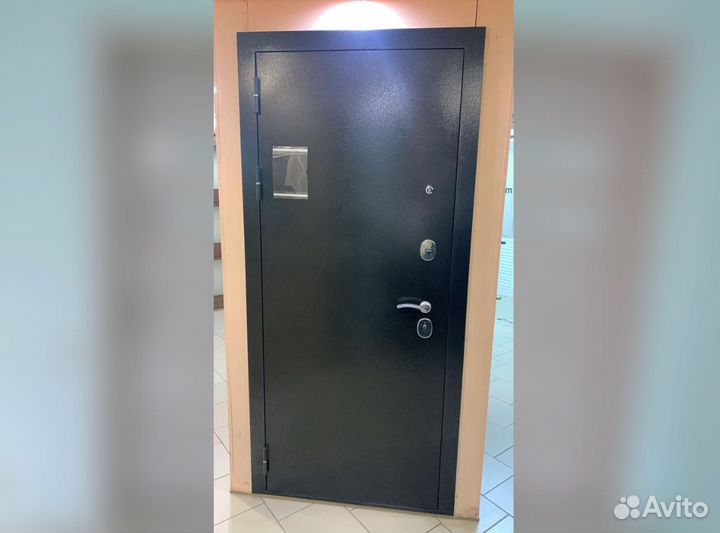 Входная дверь в квартиру с зеркалом