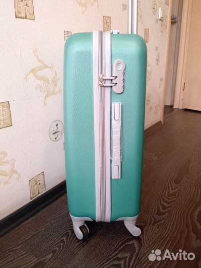 Чемодан на колесах (новый)