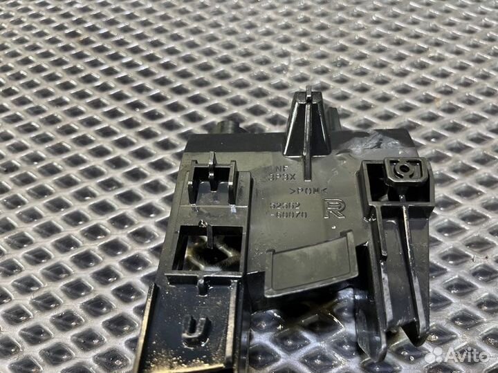 Крепление бампера прав. зад. Lexus Gx460