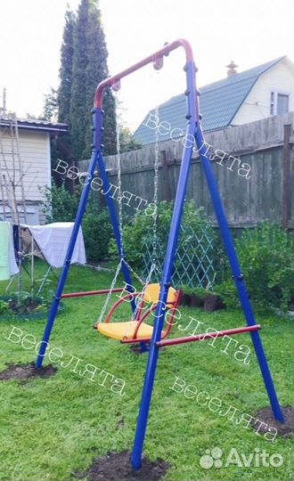 Детская уличная спортивная площадка. Качели