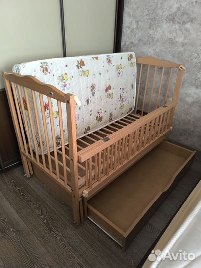 Детская кроватка с маятником и ящиком