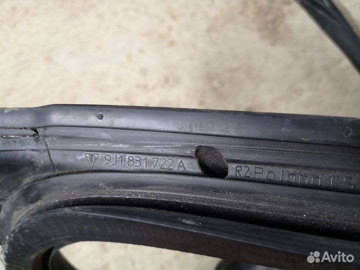 Уплотнитель двери передней правой Audi E-tron GT 9J1