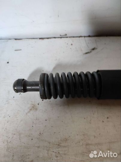 Амортизатор крышки багажника L-R Porsche Cayenne