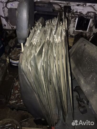 Стекло двери,Левая-правая Mерседес Aтего Mercedes