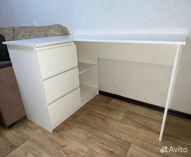 Стол угловой письменный в современном стиле