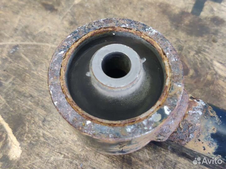 Тяга продольная задняя правая Toyota LC200 2016г