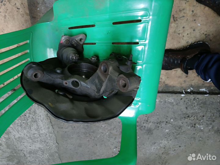 Передние ступицы в сборе тормозными супортами