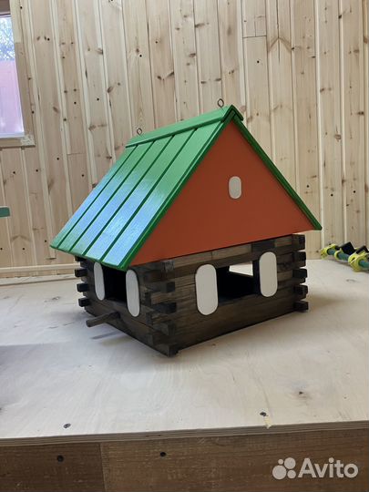 Кормушка для птиц и белок, скворечники