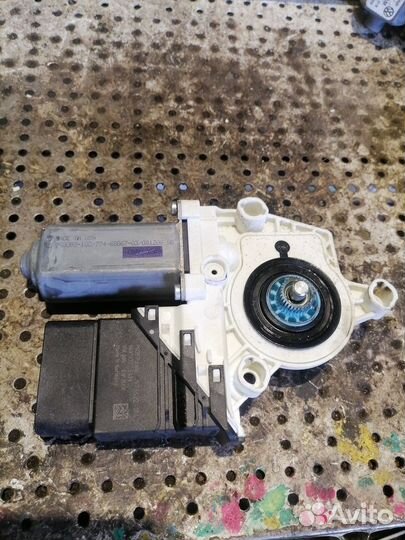Мотор стеклоподъемника Volkswagen Jetta