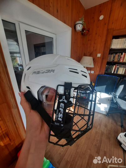 Хоккейный шлем
