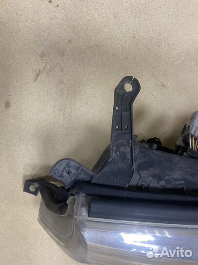 Передняя левая фара на toyota Land Cruiser 200