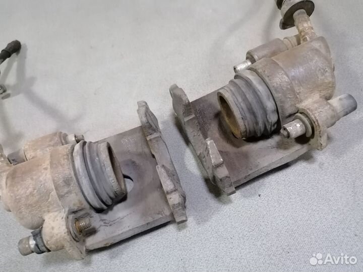 Суппорт тормозной передней VW Jetta II 1986