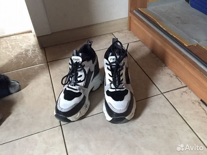 Продам кроссовки женские